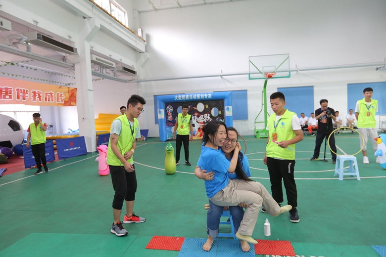 黄岛发电公司成功举办“栉风沐雨四十年 凝心聚力谋发展”趣味运动会 (7)_副本.jpg